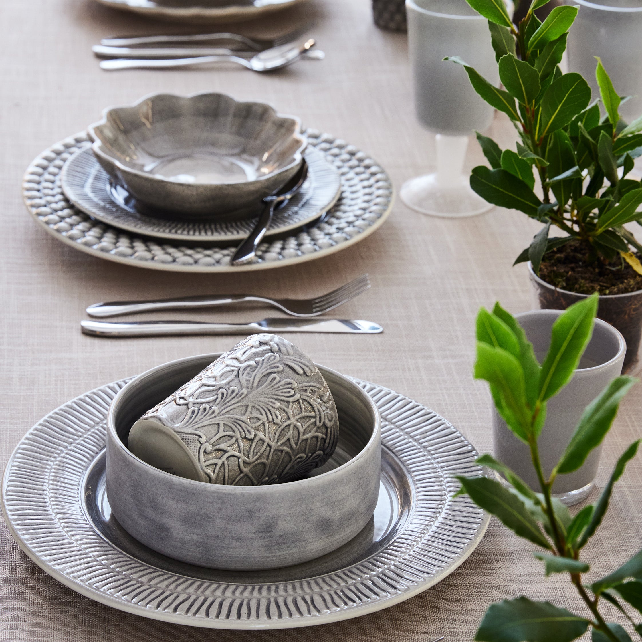 Stripes Plate 28 cm Grey | Mateus – mateuscollection
